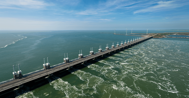 Luchtfoto van de Oosterscheldekering, een van de vele bezienswaardigheden in Zeeland. Bekijk ze hier!