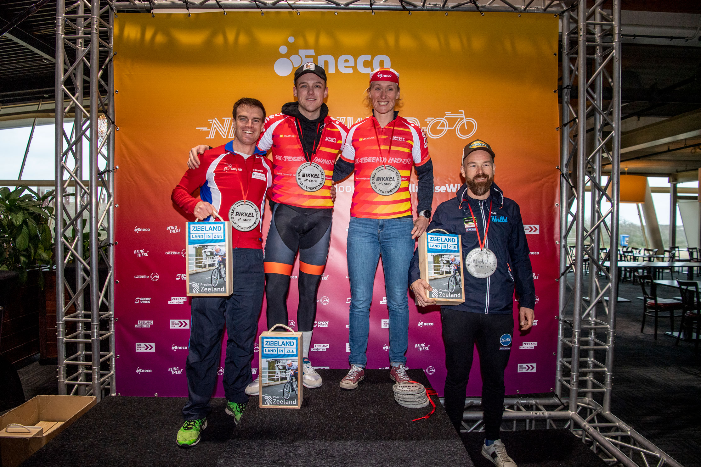NK Tegenwindfietsen 2020 winnaars met kistje Zeeland Land In Zee