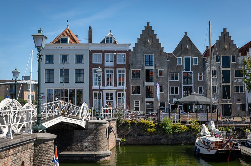 Huizen aan de gracht in de stad Middelburg