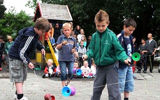 Kinderen spelend op schoolplein