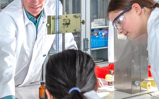 Scheikunde les geven