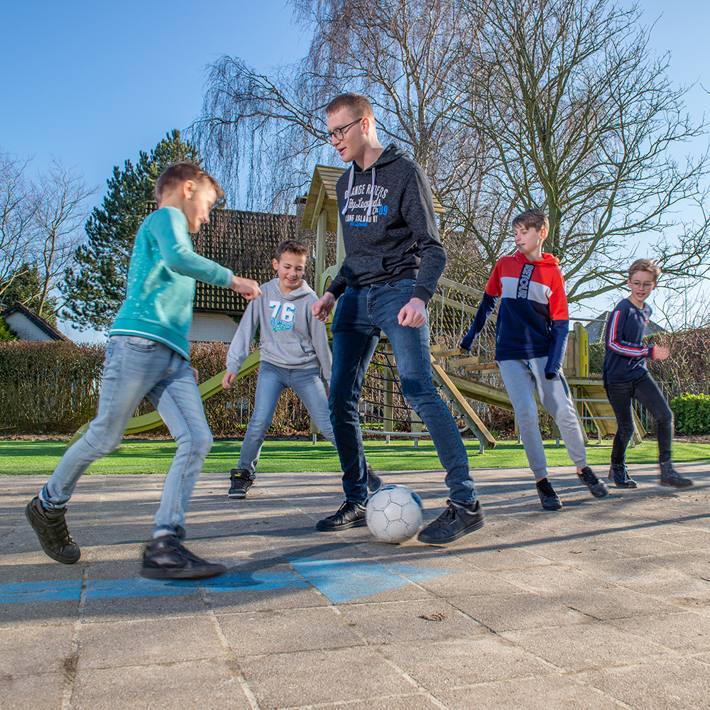 Leraar in opleiding Martijn voetbalt met leerlingen