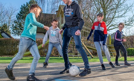 Leraar in opleiding Martijn voetbalt met leerlingen