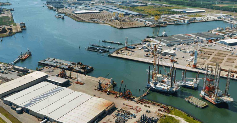 Luchtfoto haven met haven bedrijven in Zeeland