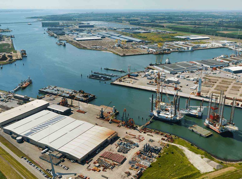 Luchtfoto haven met haven bedrijven in Zeeland