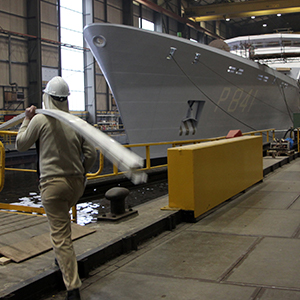 Bouw van een patrouilleschip bij Damen in Vlissingen