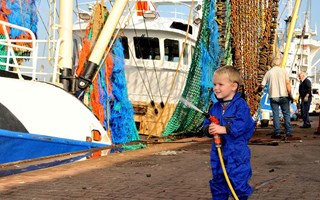 Jongentje in de haven van Vlissingen in de regio Walcheren