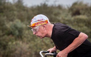 Close up tegenwindfietser