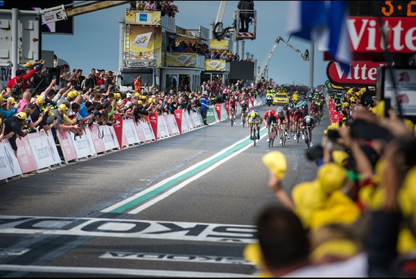 Publiek staat te juichen bij het aankomen van de Tour op de Oosterscheldekering bij de finish