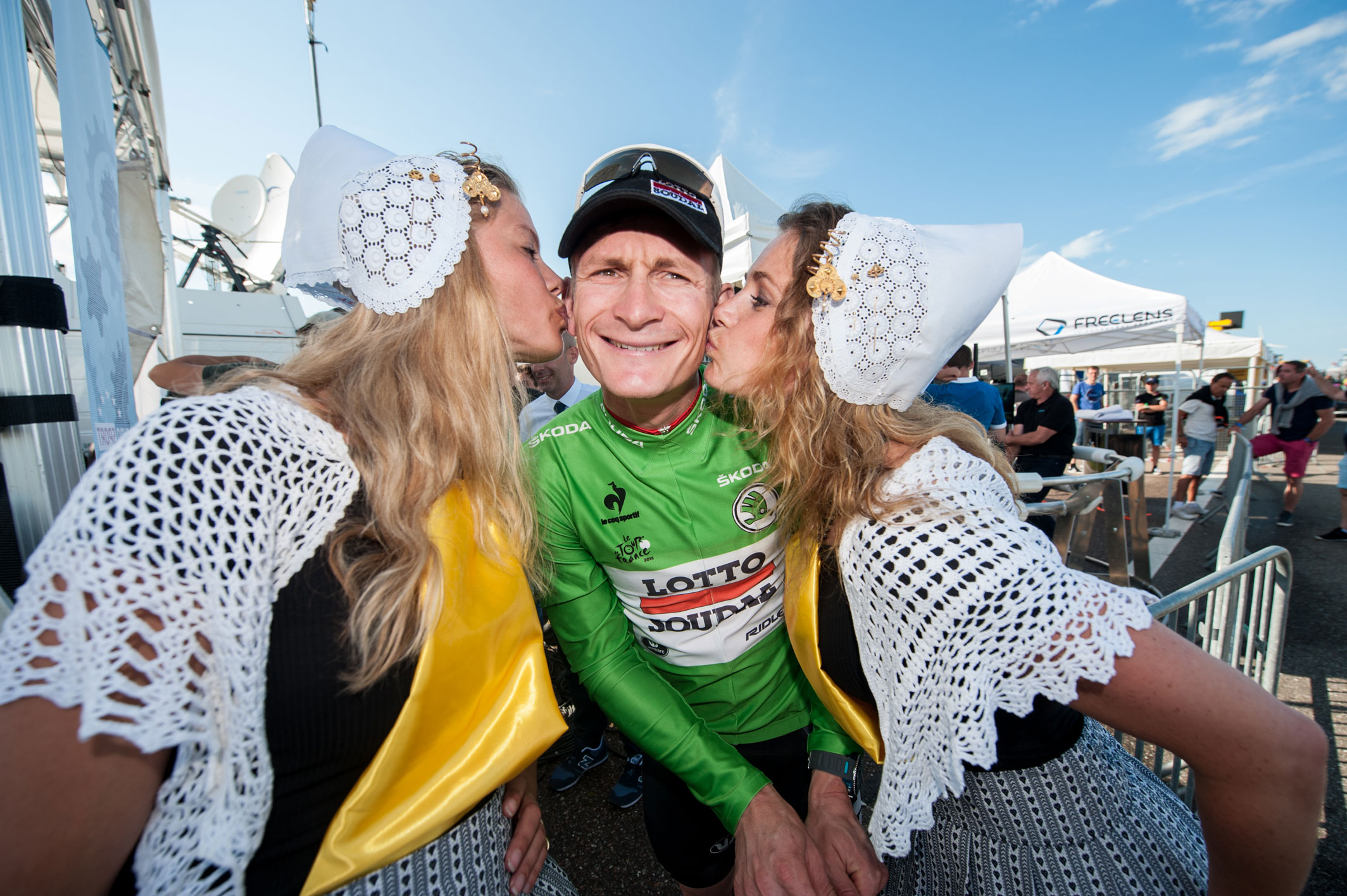 Twee Zeeuwse meisjes geven een kus aan de winnaar van de Tour de France in 2015