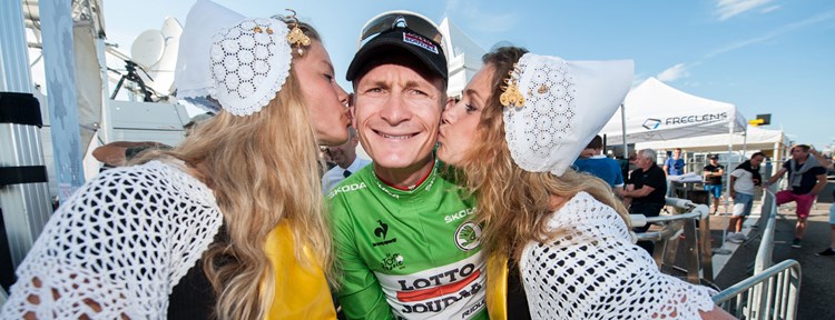 Twee Zeeuwse meisjes geven een kus aan de winnaar van de Tour de France in 2015
