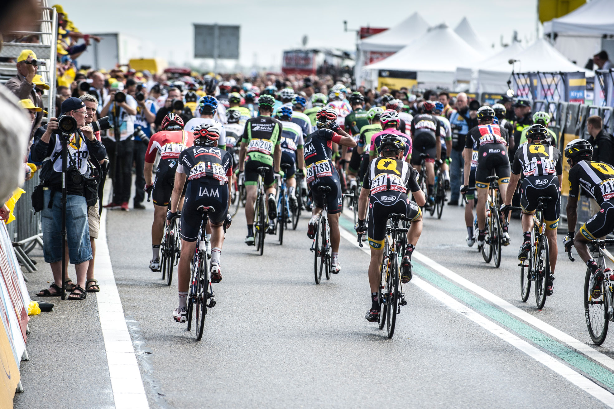 Wielrenners onderweg naar de eindstreep op hun koersfiets