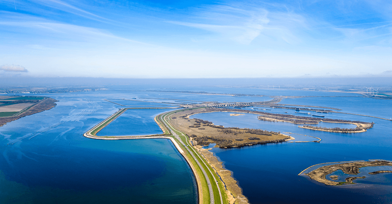 Tanker in sluis Philipsdam in regio Sint-Philipsland