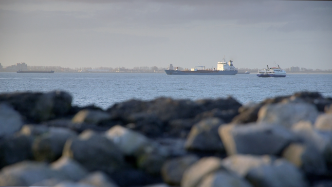 Schepen voor de kust bij Zeeland