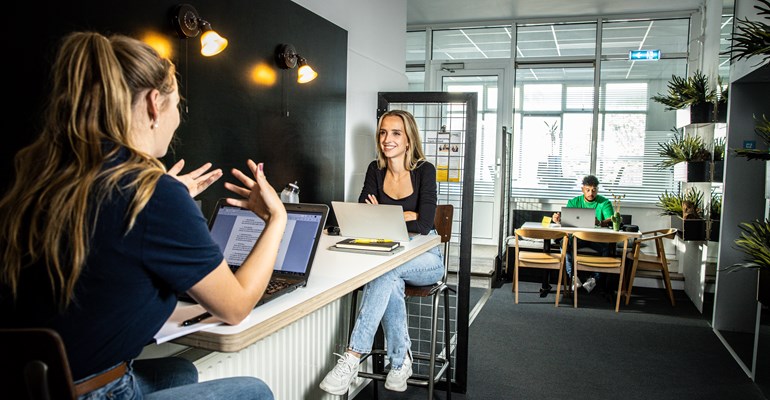 Mensen aan het werk bij flexwerkplekken bij Dockwize in Vlissingen
