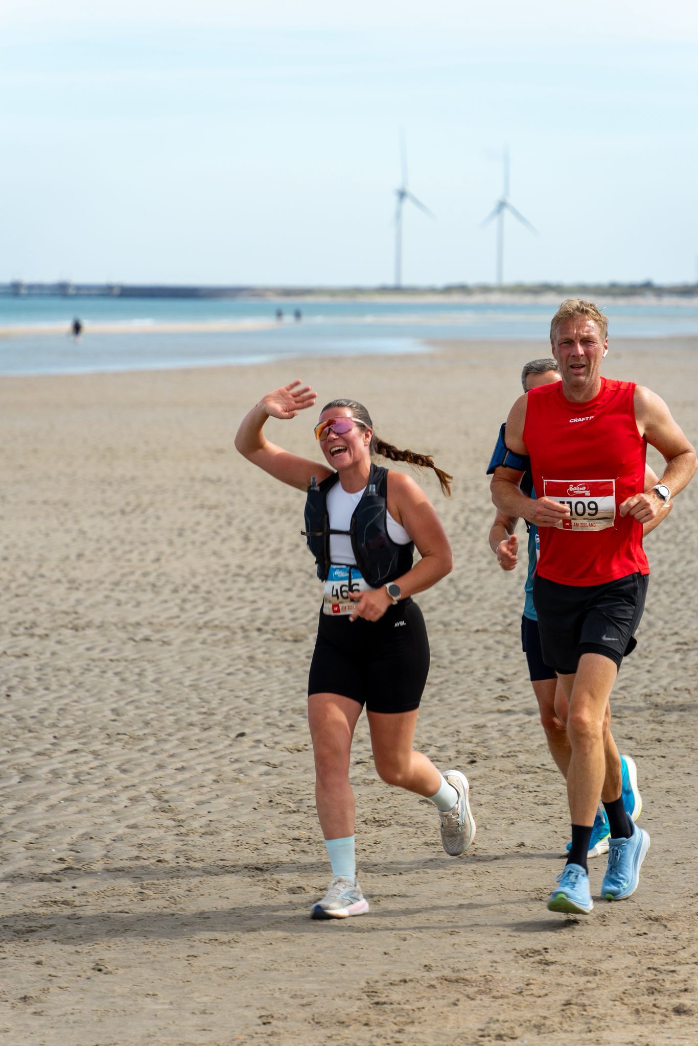 Hardlopers over een Zeeuws strand tijdens de Kustloop Vrouwenpolder